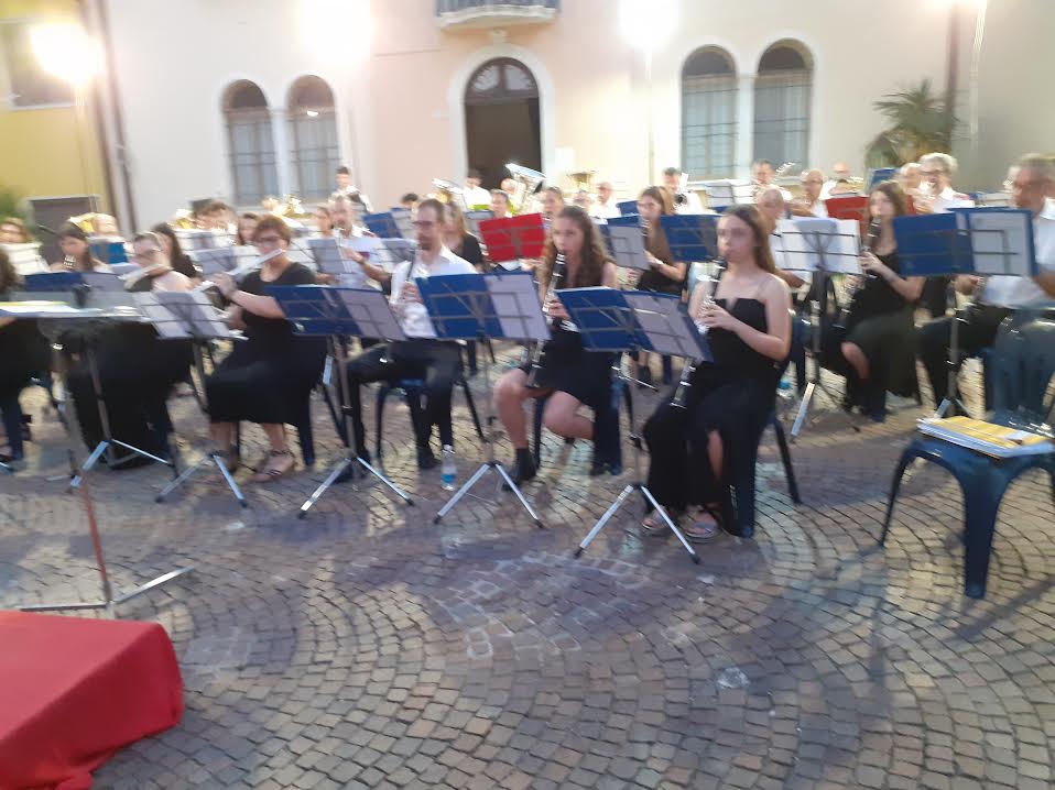 Questa immagine ha l'attributo alt vuoto; il nome del file è 0.jpg